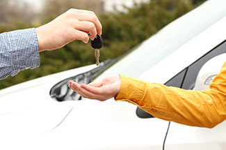 Locksmith gives replacement car keys
